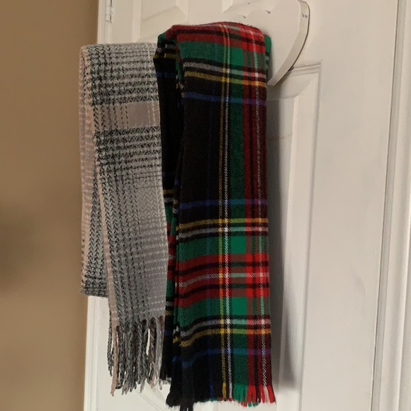 2/$30 Bundle 2 scarves - Picture 2 of 6